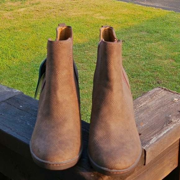 BEARTRAPS POSTURE Women's brown high heel boots that help promote better posture - Picture 4 of 14